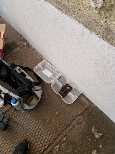 Pose d'un poste d'appâtage sécurisé