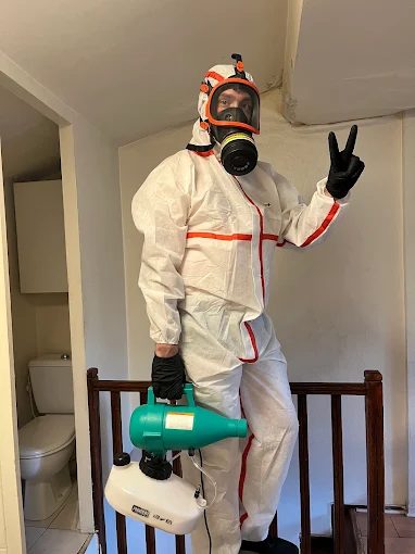 Kevin, votre expert CleanBiocide, en tenue d'intervention certifiée